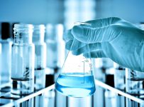 Wissenschaftler testet flüssige Darreichungsform